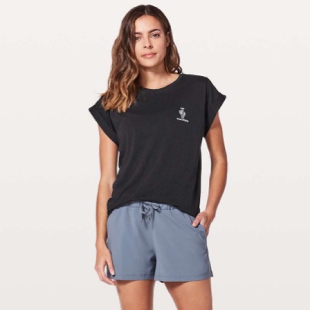 Lululemon roll around tee plain black 4 NWT